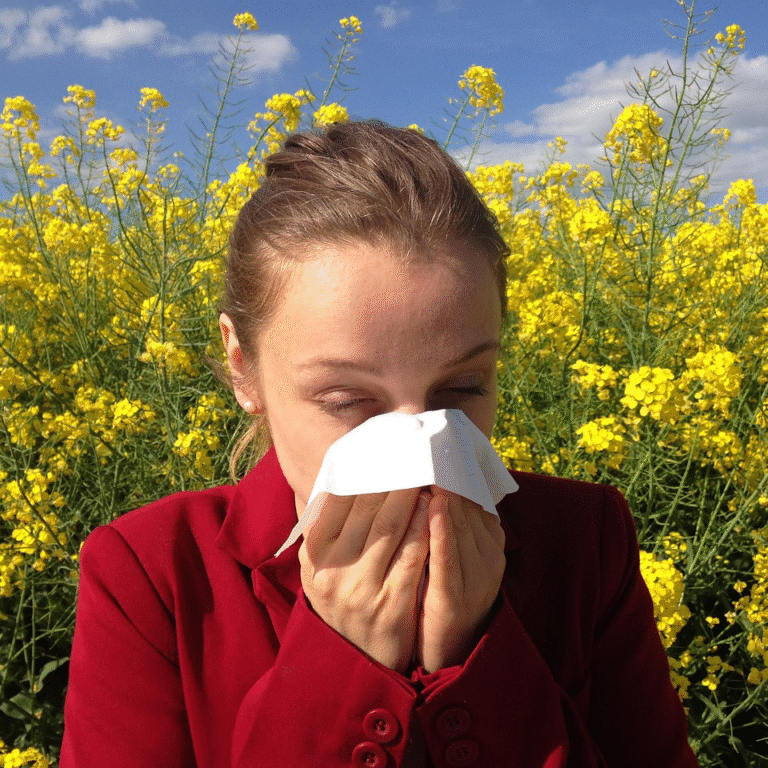 Une jeune femme allergique au milieu d'un champ de fleur
