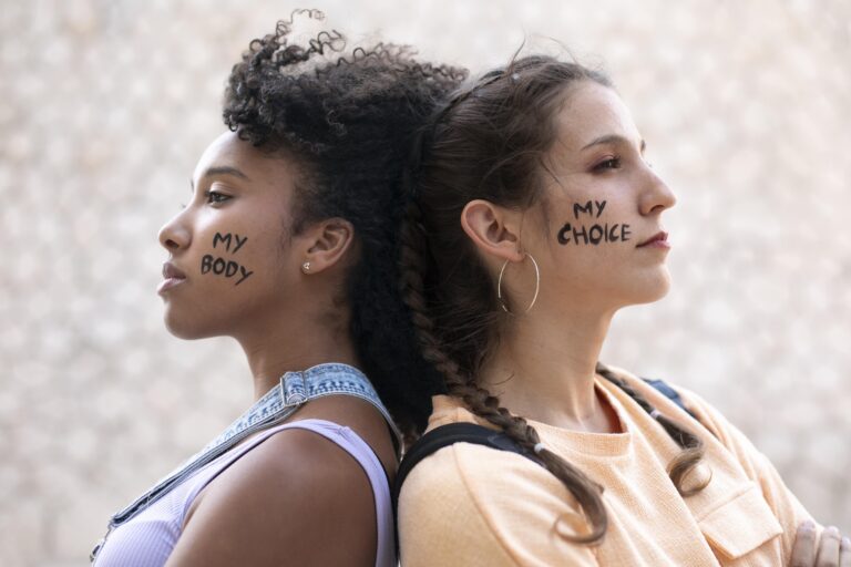des-femmes-qui-protestent-ensemble-pour-leurs-droits