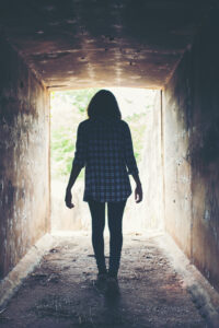 Jeune femme s’apprêtant à sortir du cadre, de sa cage dorée.