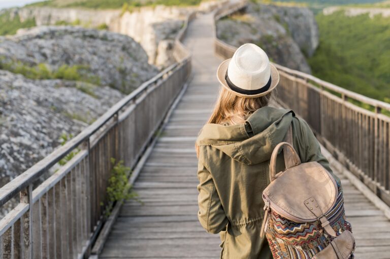 Une femme traverse un pont : métaphore du voyage intérieur sous hypnose